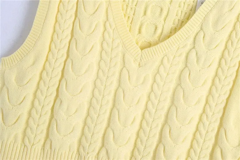 CROPPED CABLE-KNIT VEST