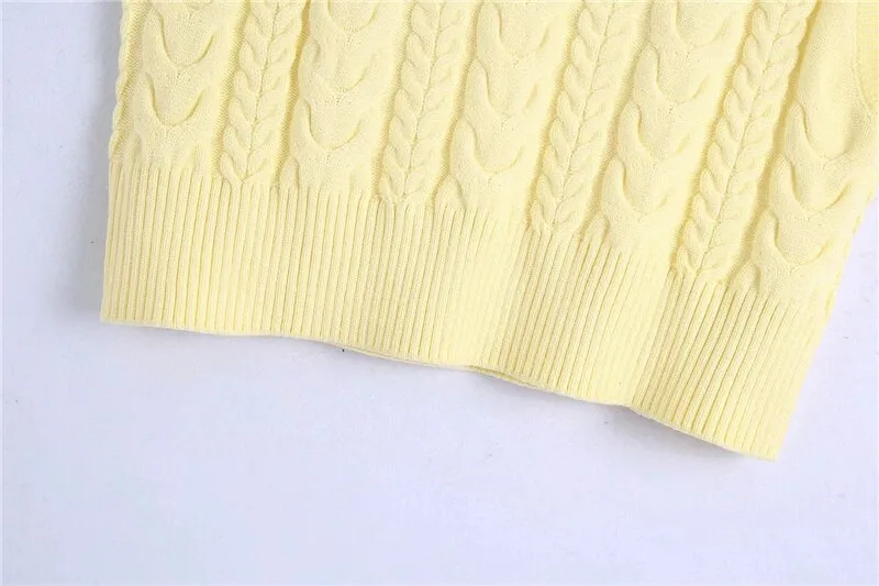 CROPPED CABLE-KNIT VEST
