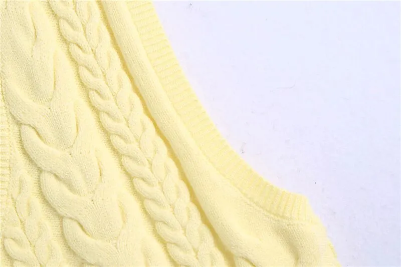 CROPPED CABLE-KNIT VEST